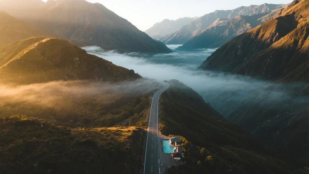 Camino montañoso hacia las aguas termales de Lares en Cusco