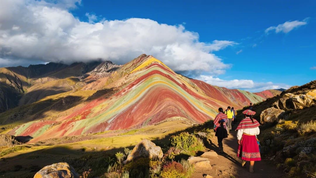 Vista panorámica de la Montaña de Colores con sus franjas minerales vibrantes.