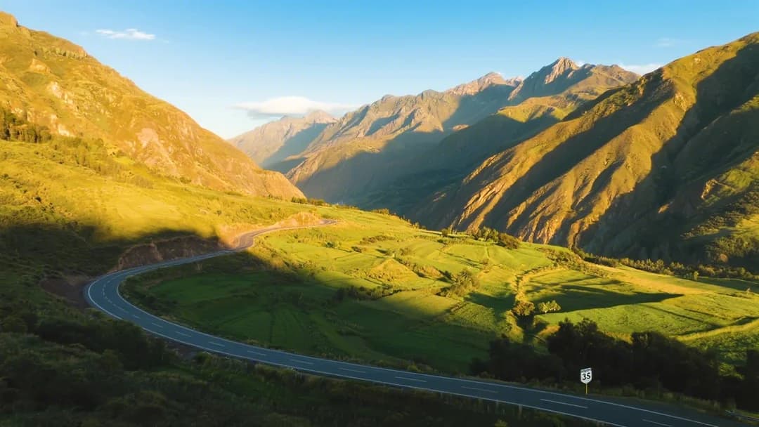 Camino hacia el Pokepark desde Cusco con montañas y paisajes verdes.
