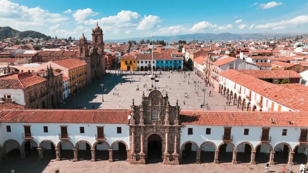 Vista aérea de la Plaza de Armas de Cusco con sus edificios coloniales
